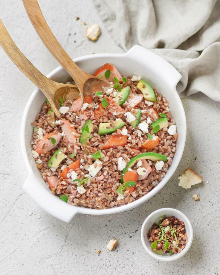 Insalata di farro con salmone, feta e avocado