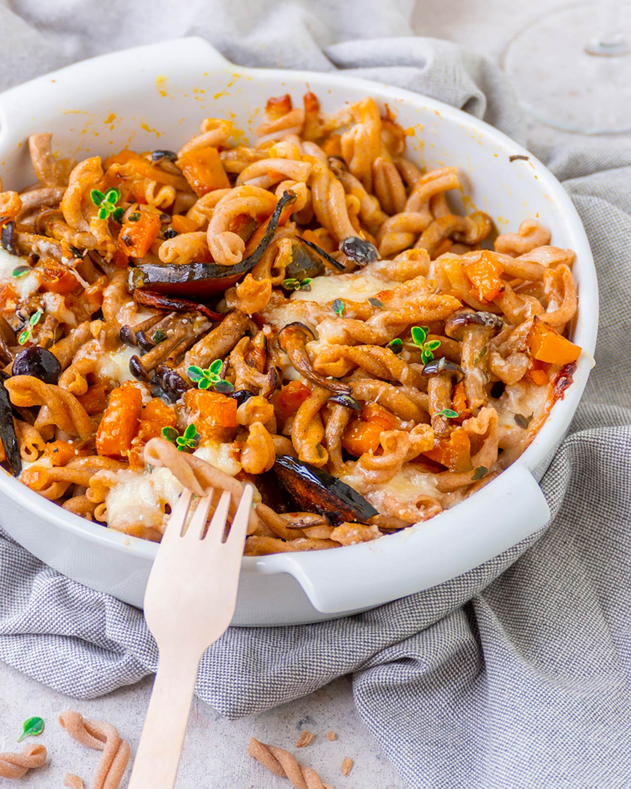 Pasta al forno con zucca, funghi e primosale