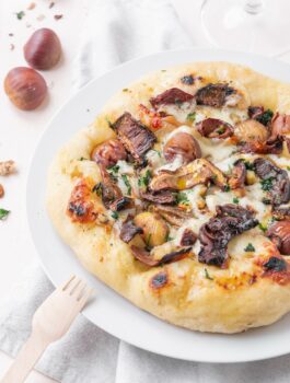 Pizza ai funghi porcini, castagne e scamorza