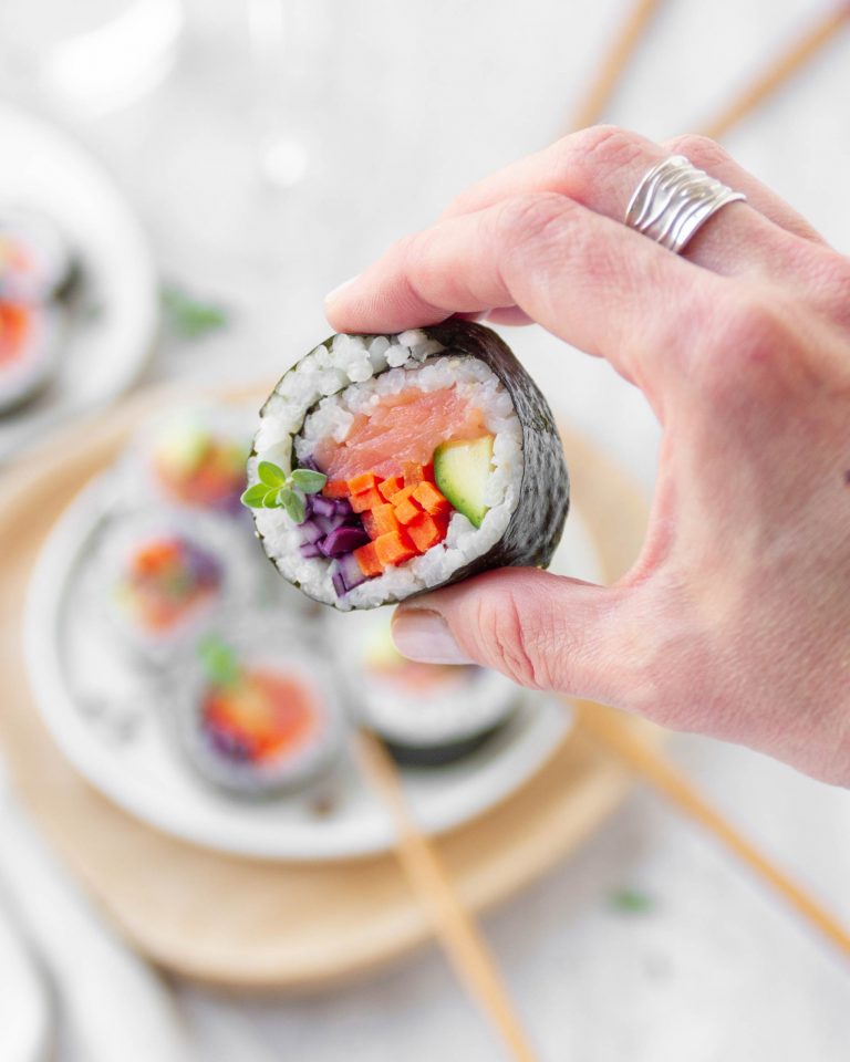 Sushi di salmone: hosomaki fatti in casa