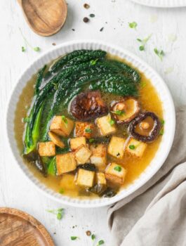 Zuppa di miso con tofu, shiitake e cavolo nero