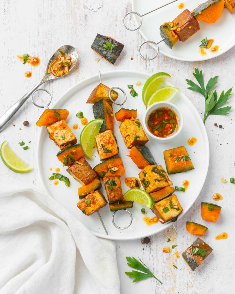 Spiedini di tofu marinato e zucca: una ricetta autunnale 100% vegetale