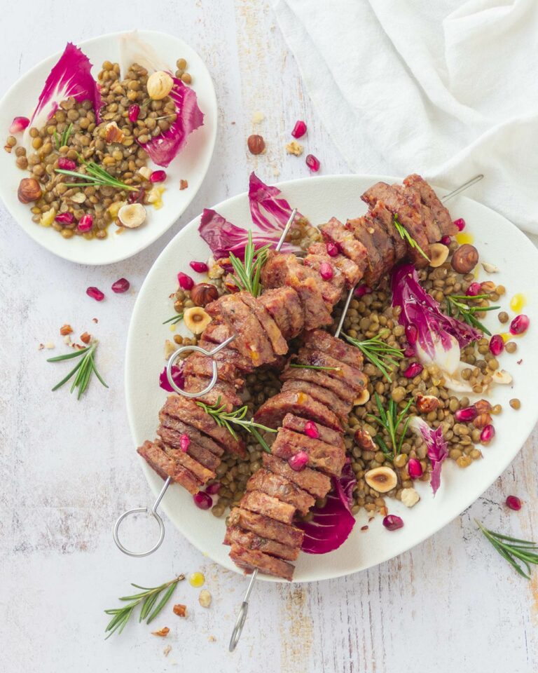 Spiedini di cotechino su insalata calda di lenticchie