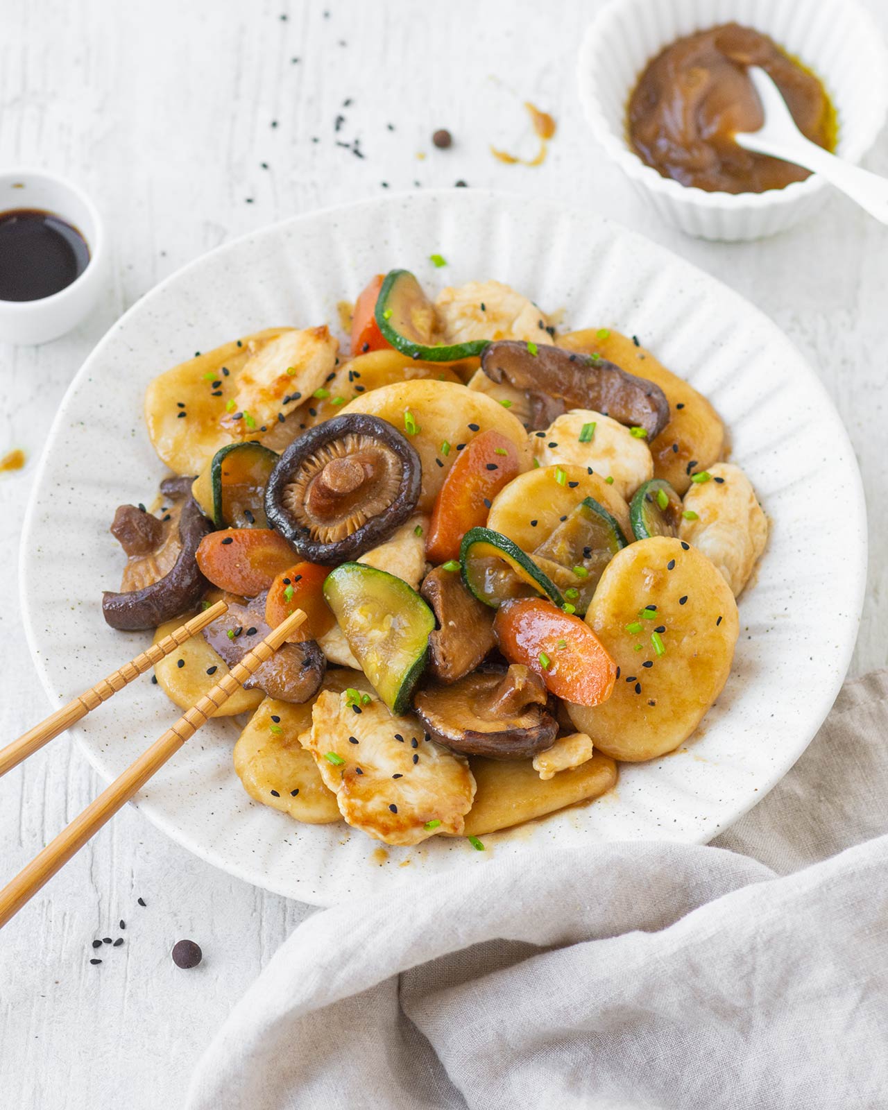 Gnocchi di riso cinesi al salto con carne